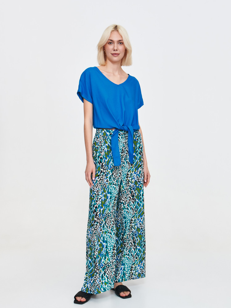 Niebieska bluzka o luźnym kroju 