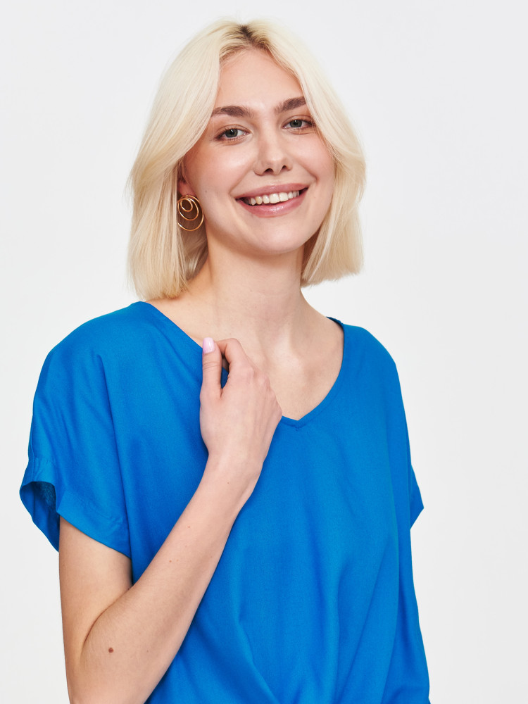 Niebieska bluzka o luźnym kroju 