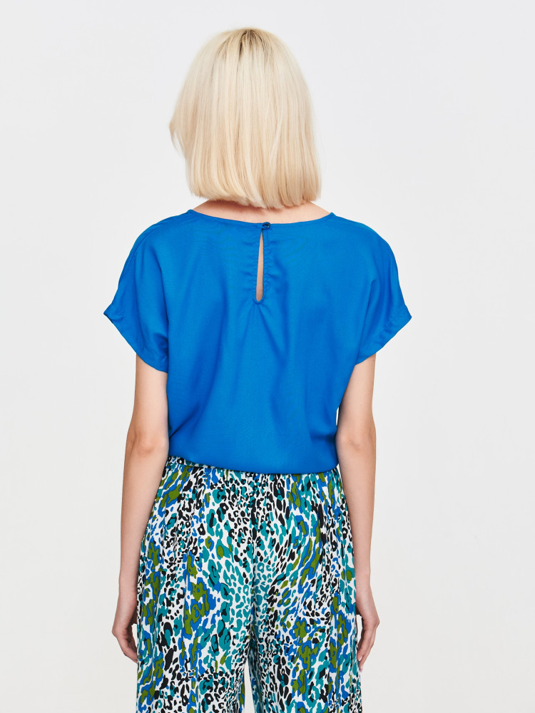 Niebieska bluzka o luźnym kroju 