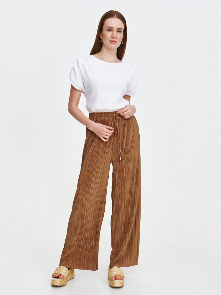 Biała bluzka z marszczeniem na rękawach 