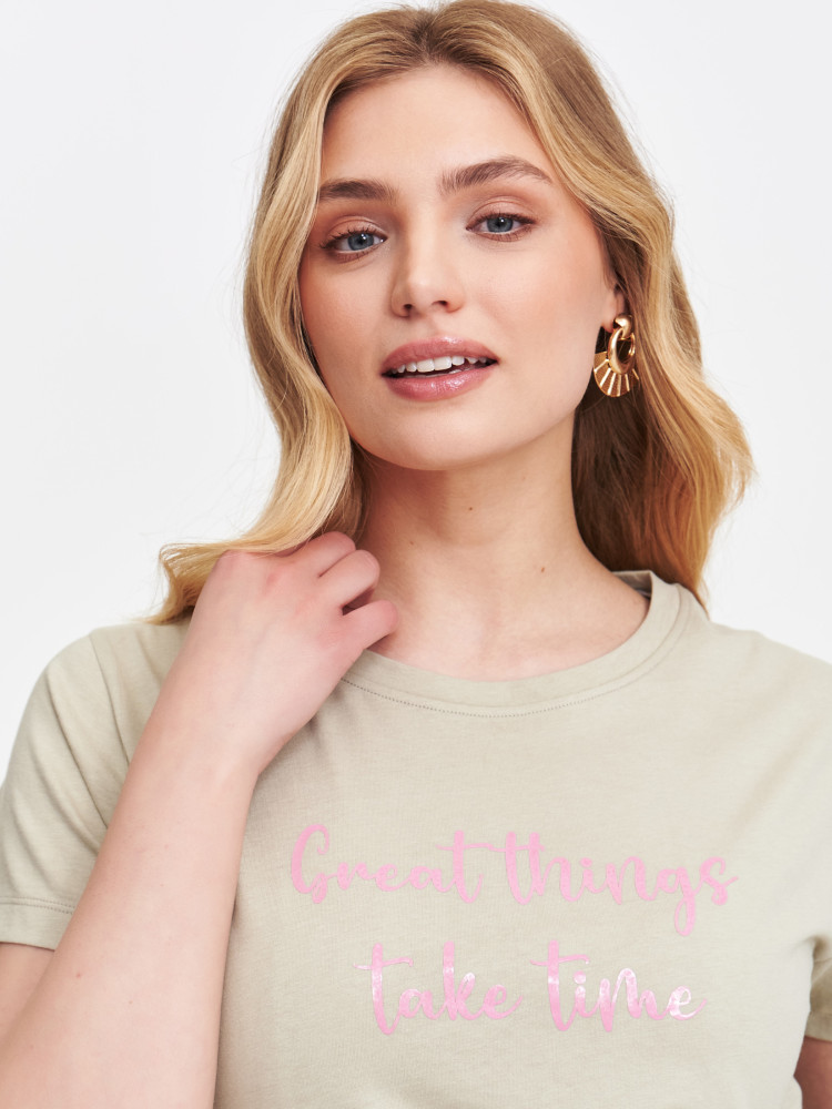 Jasnozielony t-shirt z napisem 