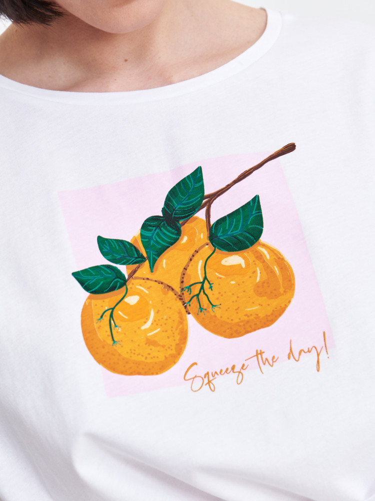 Bawełniany t-shirt o krótszym kroju 