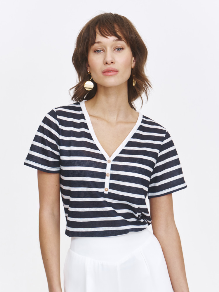 Czarna bluzka w paski z dekoltem w V