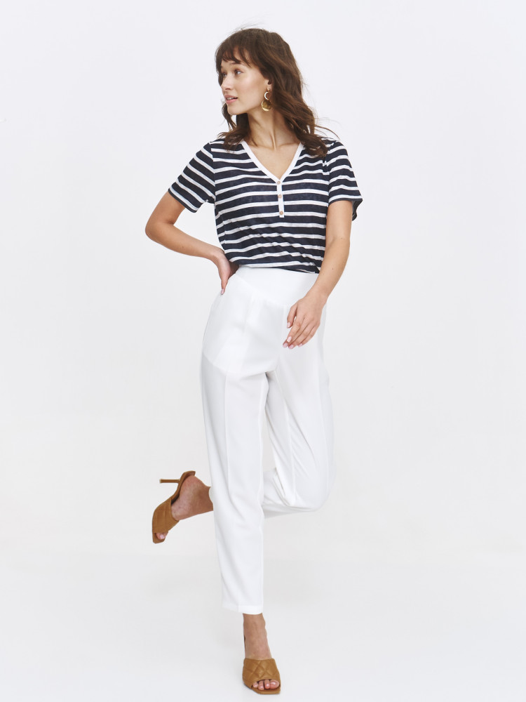 Czarna bluzka w paski z dekoltem w V