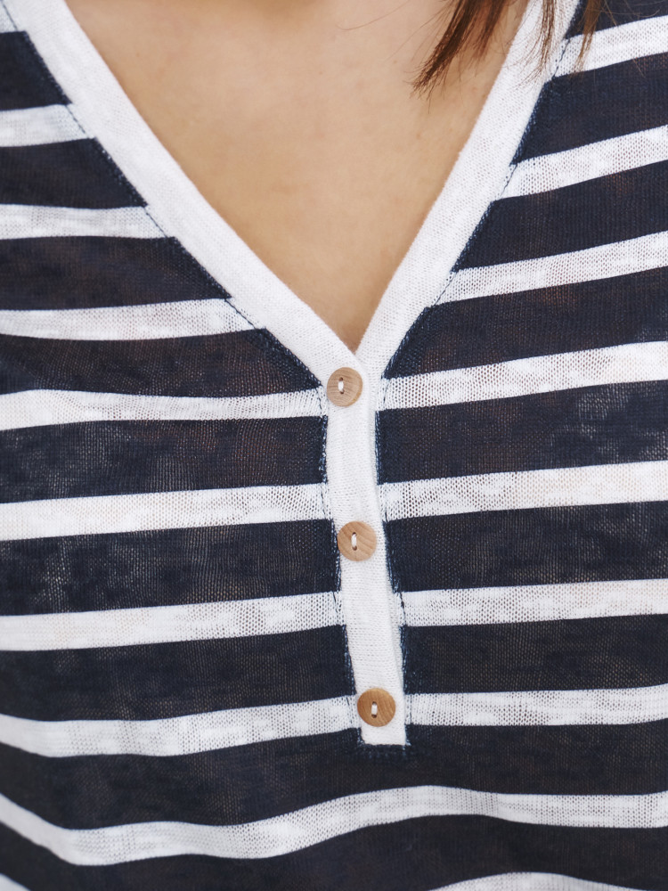 Czarna bluzka w paski z dekoltem w V