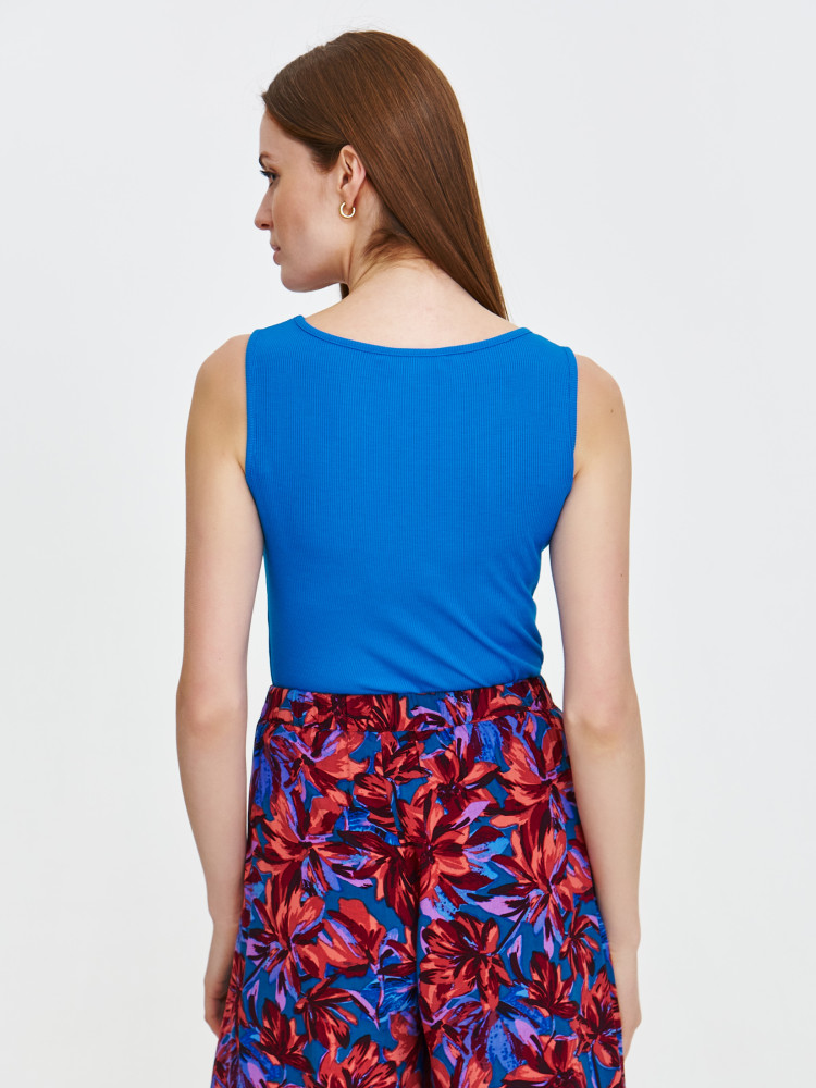 Dzianinowy top na ramiączkach w kolorze niebieskim 