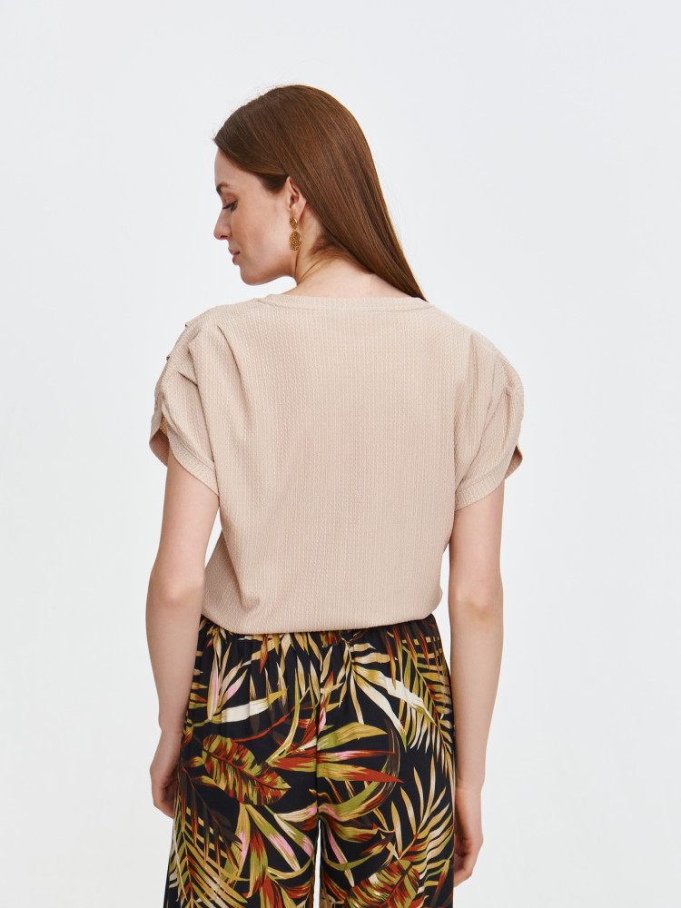 Beżowa bluzka z marszczeniem na rękawach 