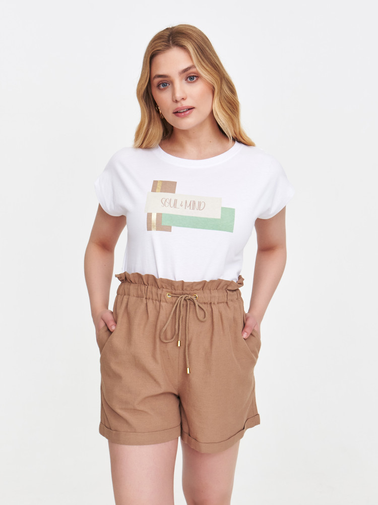 T-shirt z delikatnym napisem 