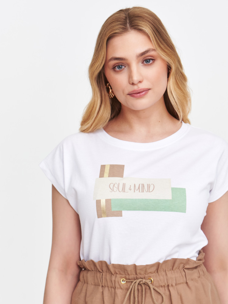 T-shirt z delikatnym napisem 