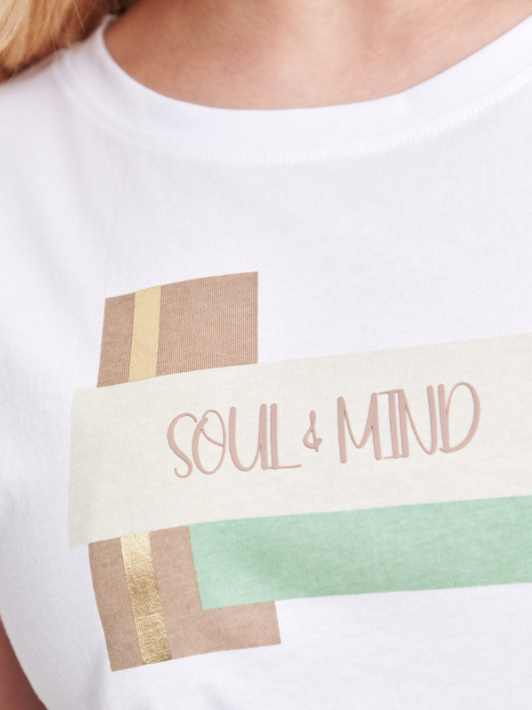 T-shirt z delikatnym napisem 