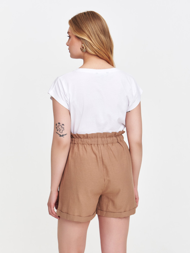 T-shirt z delikatnym napisem 