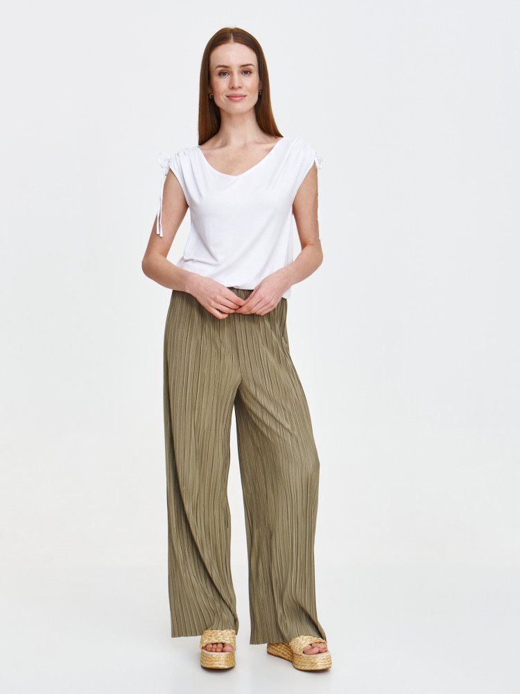 Biała bluzka ze ściągaczem na rękawie 