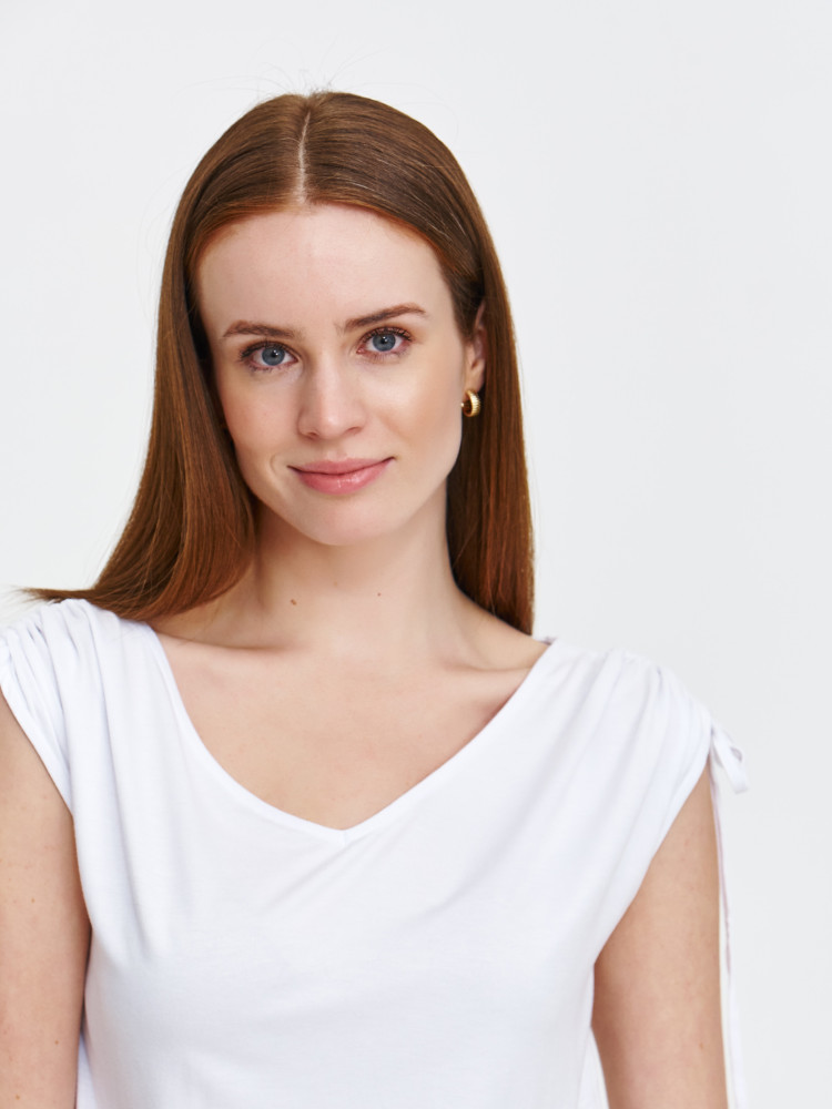 Biała bluzka ze ściągaczem na rękawie 