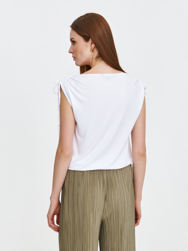 Biała bluzka ze ściągaczem na rękawie 