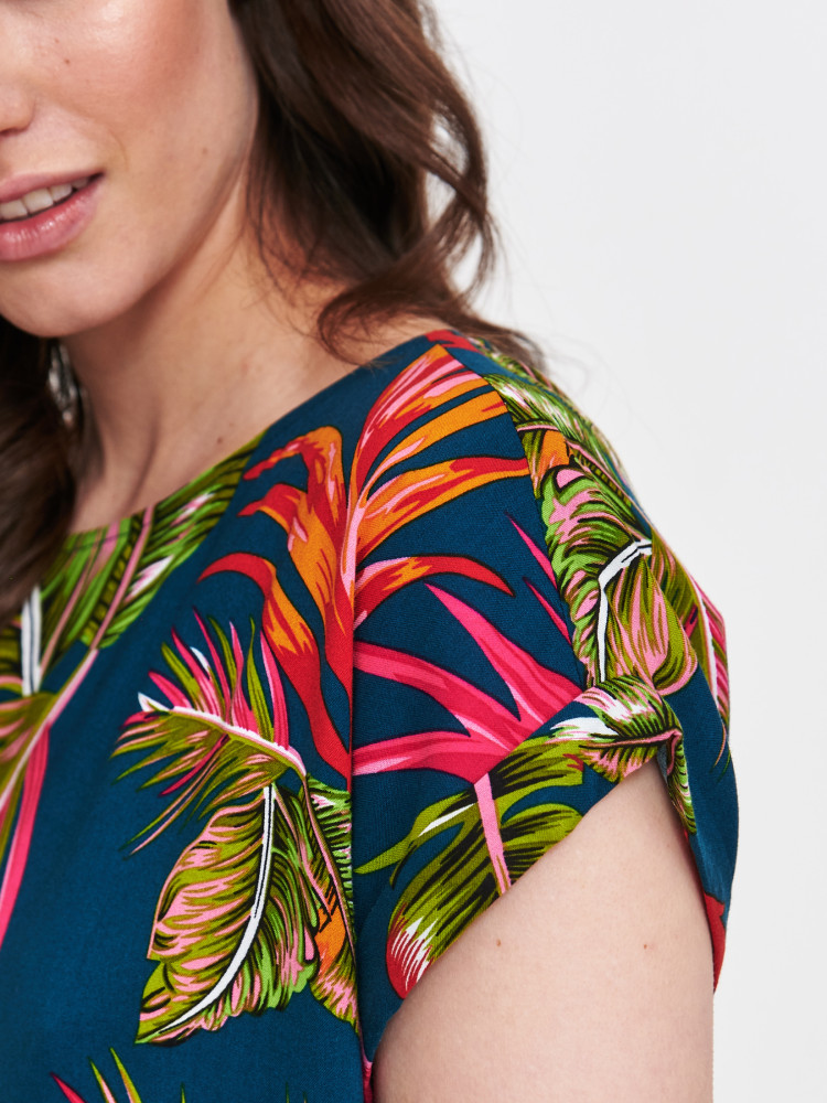 Granatowa bluzka z tropikalnym motywem 