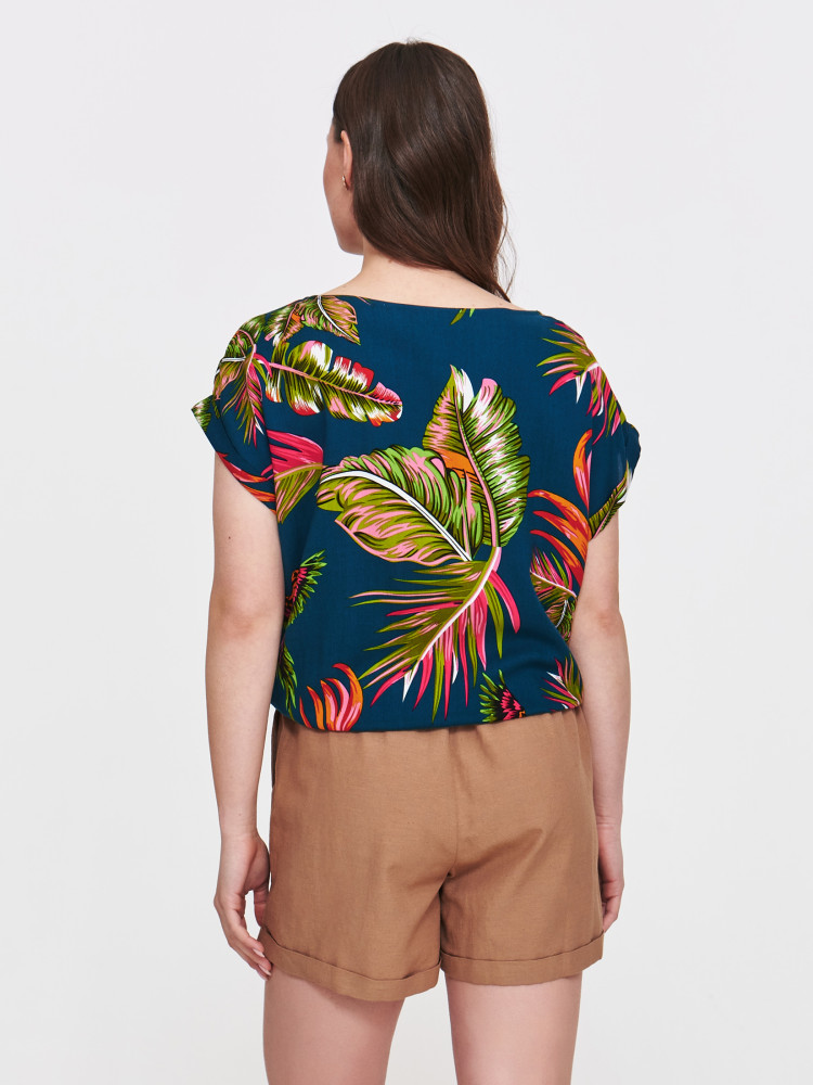 Granatowa bluzka z tropikalnym motywem 