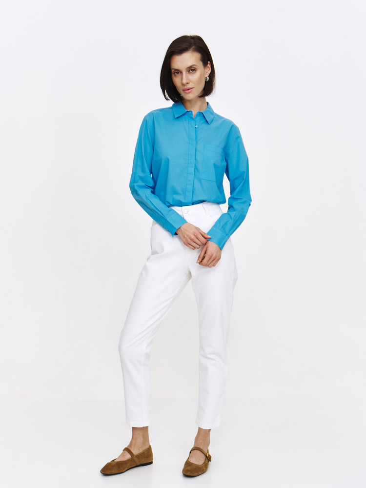 Niebieska koszula o prostym kroju 