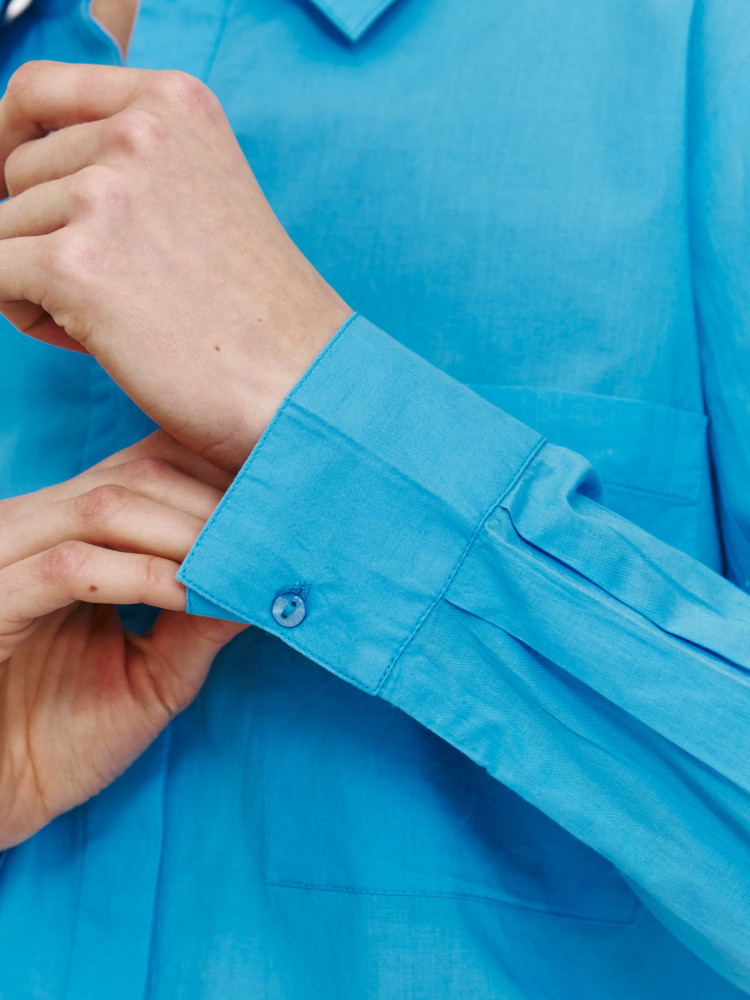 Niebieska koszula o prostym kroju 