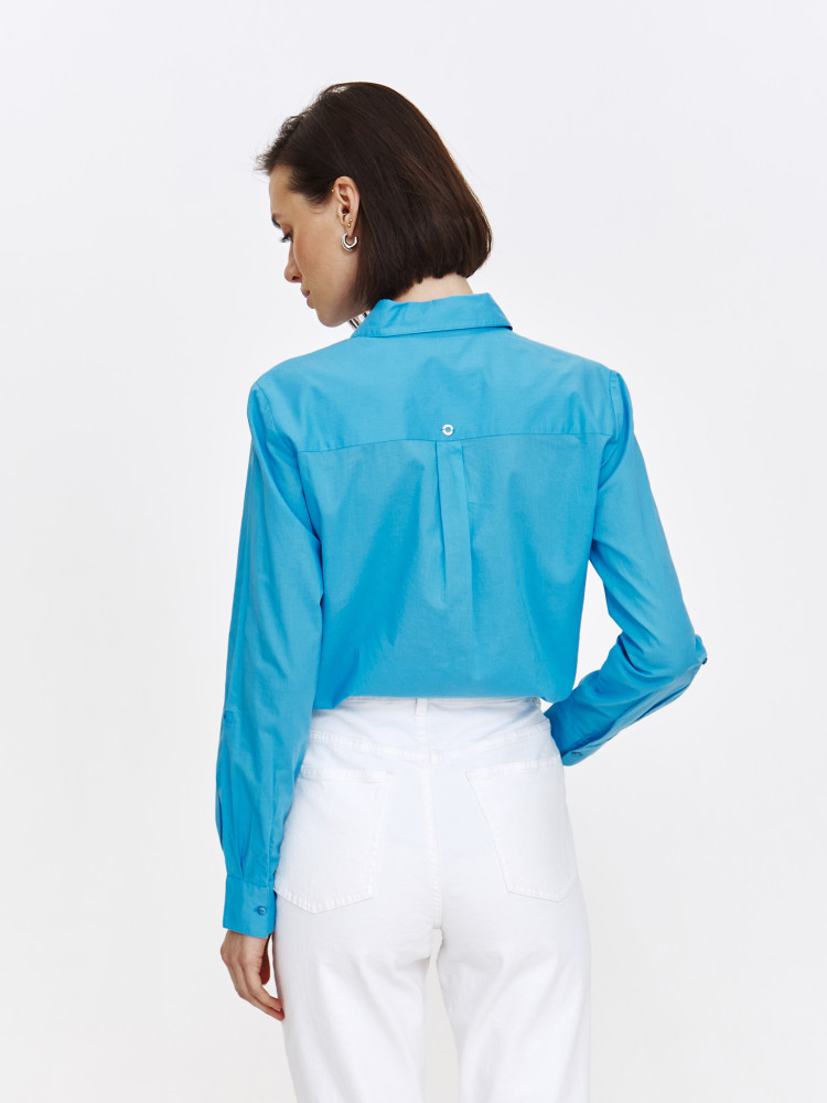 Niebieska koszula o prostym kroju 