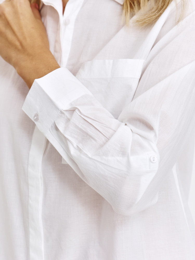 Biała koszula o prostym kroju 