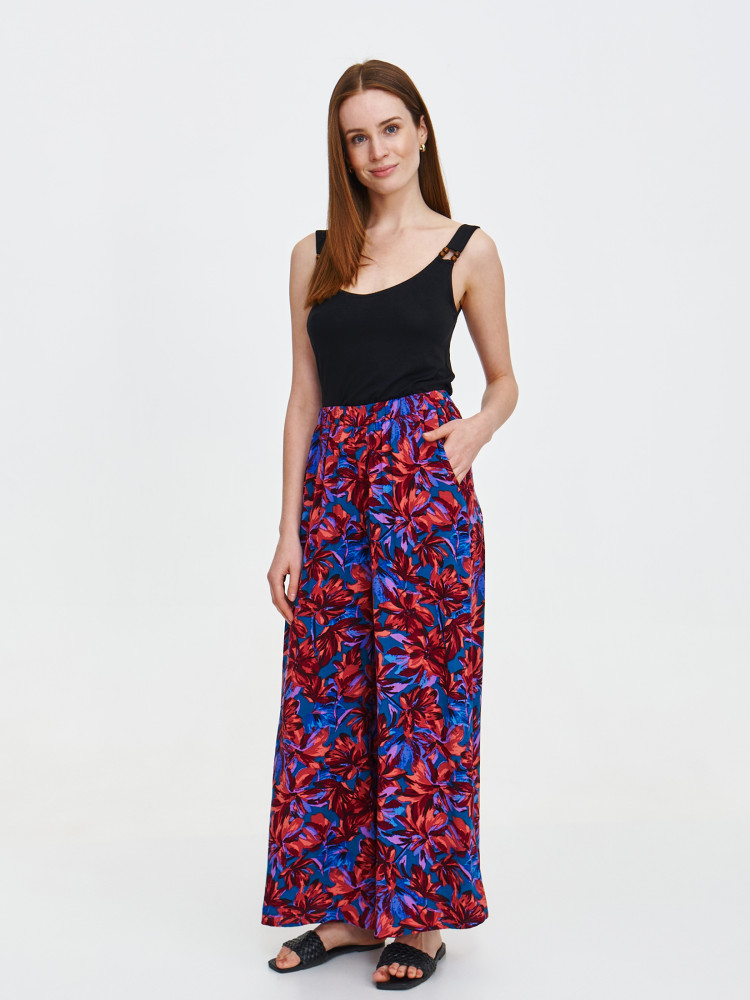 Czarna bluzka na ramiączkach z aplikacją 