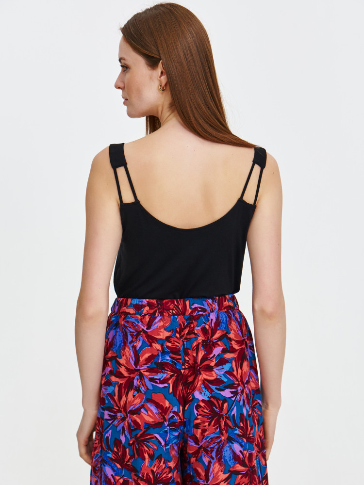 Czarna bluzka na ramiączkach z aplikacją 