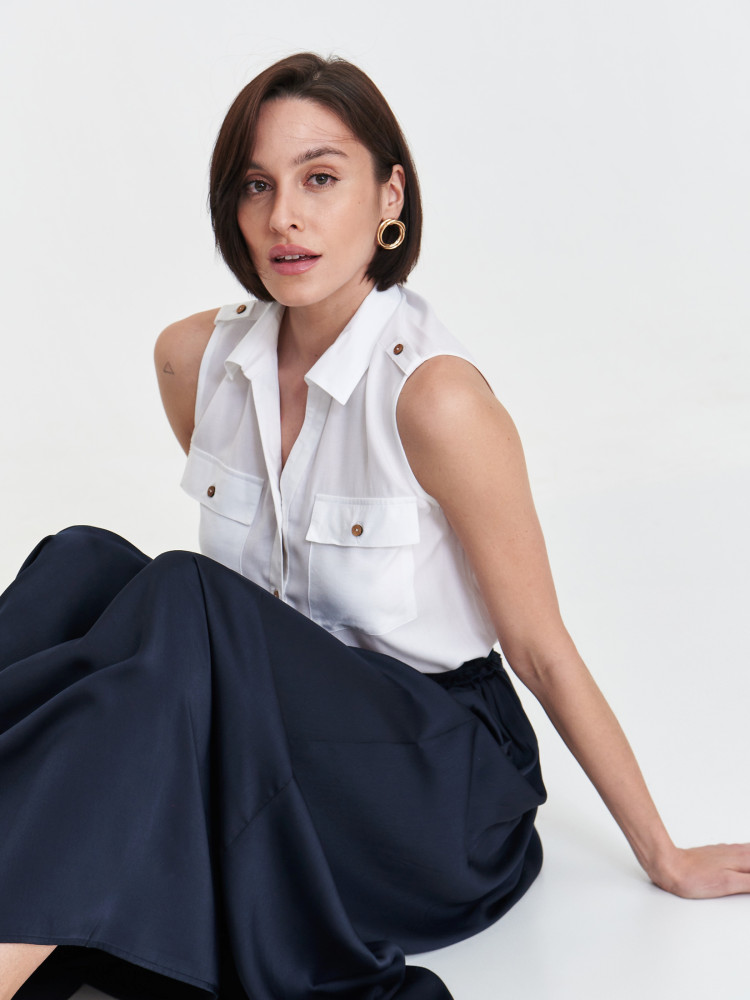 Biała bluzka z wiązaniem u dołu 