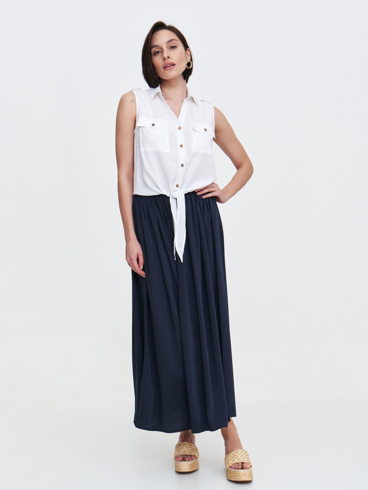 Biała bluzka z wiązaniem u dołu 