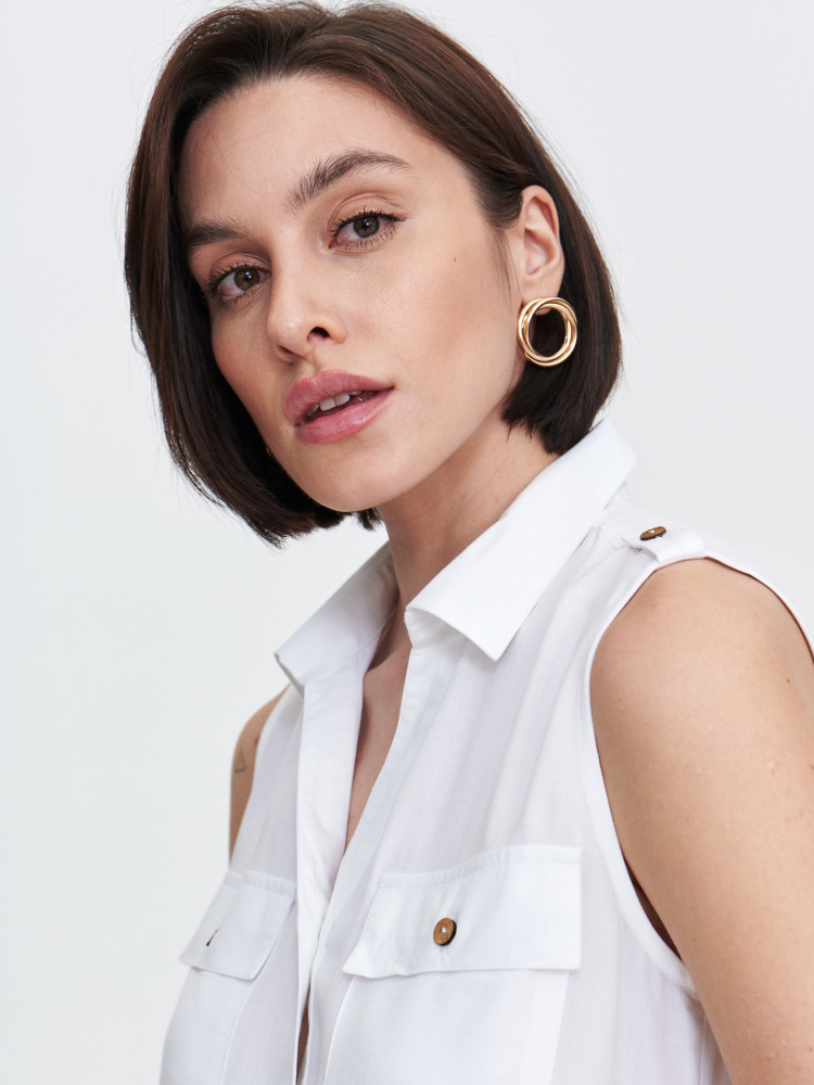 Biała bluzka z wiązaniem u dołu 