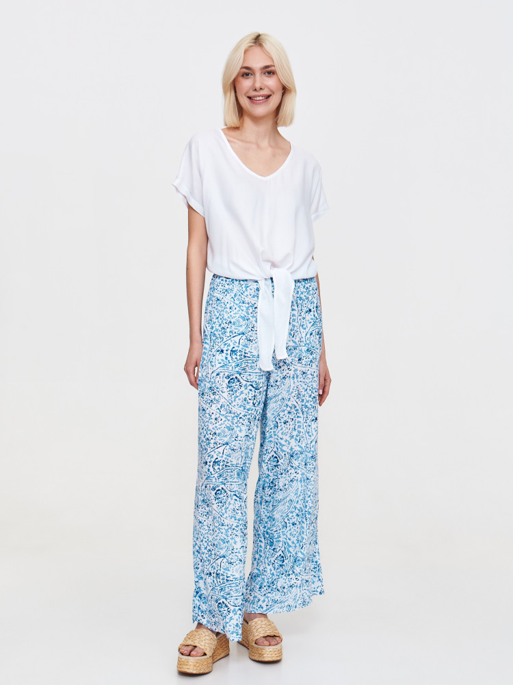 Zwiewna biała bluzka z wiązaniem 