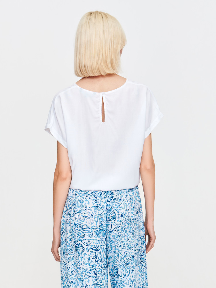 Zwiewna biała bluzka z wiązaniem 