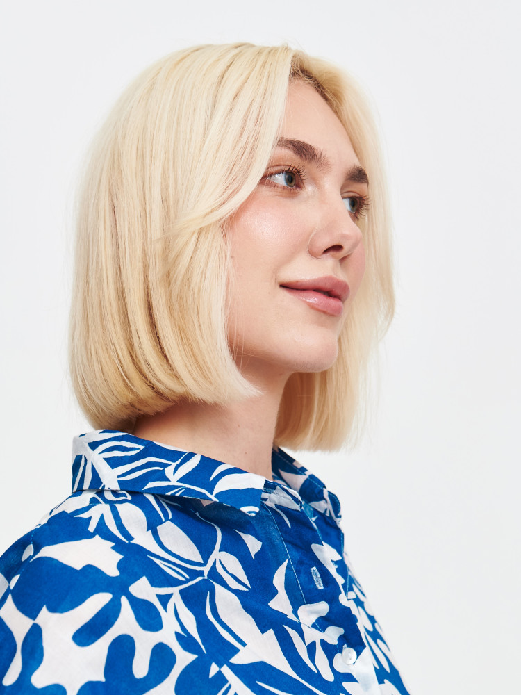 Niebiesko-biała bluzka z wiązaniem u dołu 