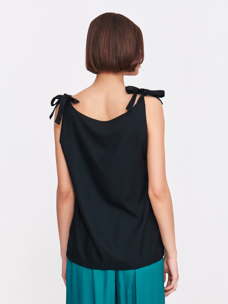 Czarna bluzka z wiązaniem na ramionach 