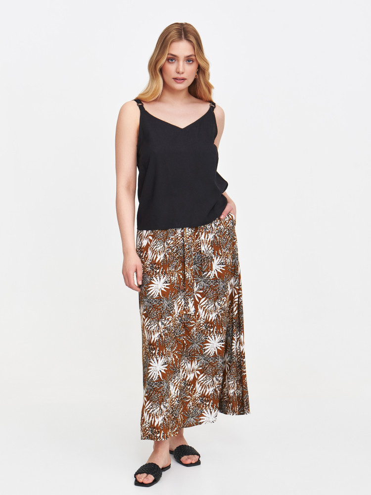 Czarny top na ramiączkach z aplikacją 