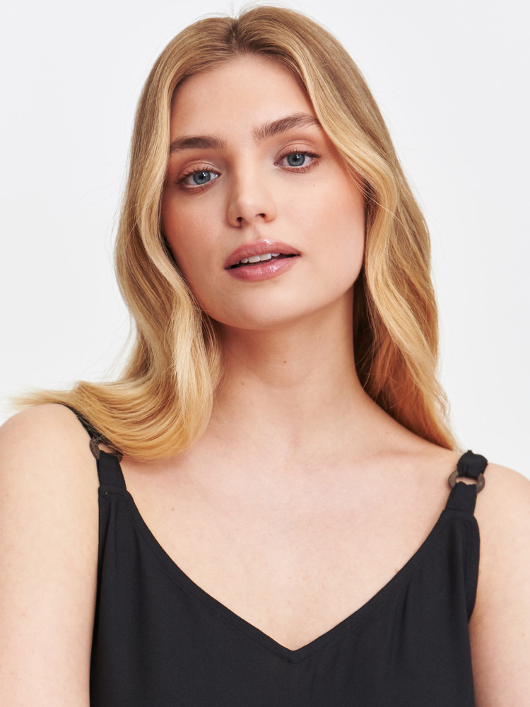 Czarny top na ramiączkach z aplikacją 