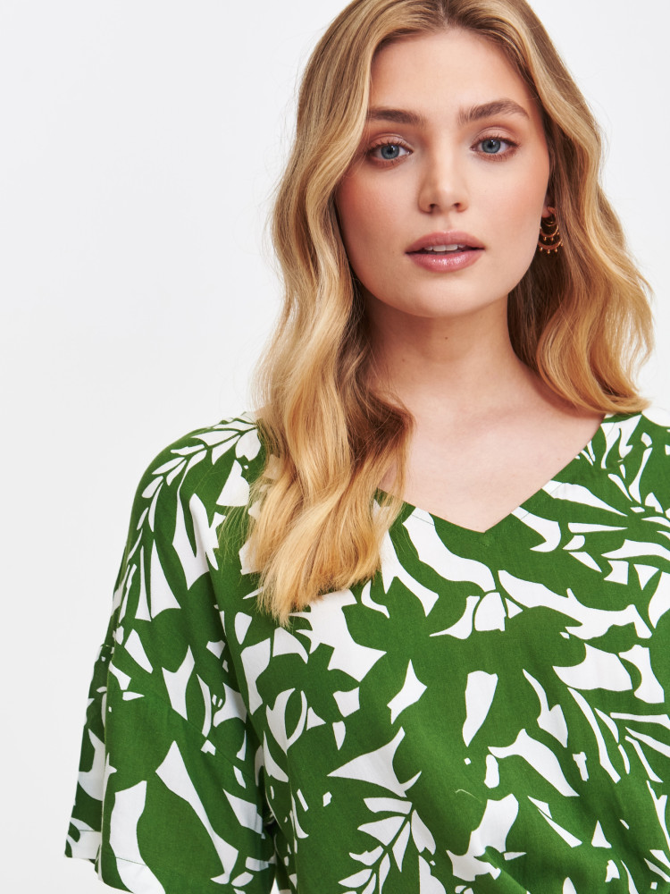 Bluzka z printem w zielone kwiaty 