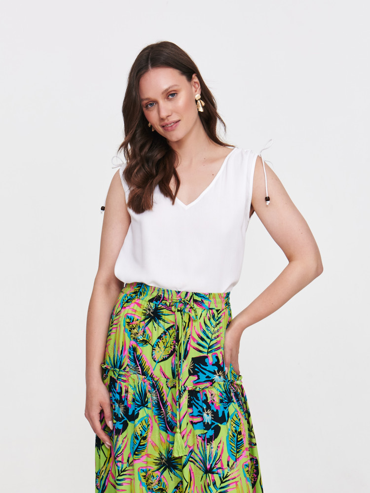 Biała bluzka ze ściągaczem na ramieniu 