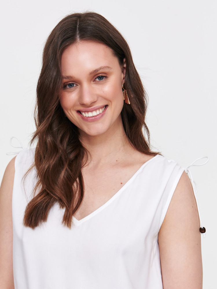 Biała bluzka ze ściągaczem na ramieniu 