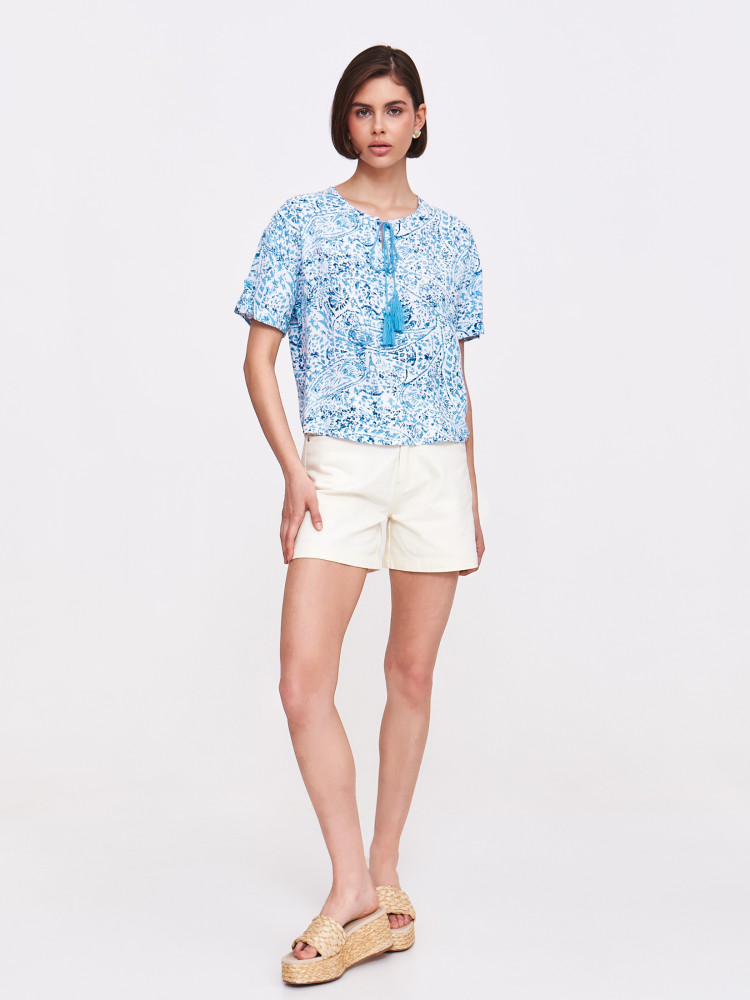 Luźna bluzka z błękitnym printem 