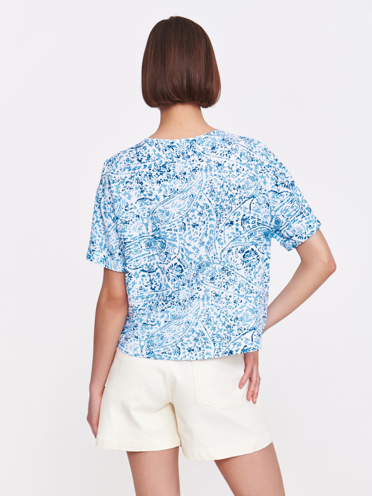 Luźna bluzka z błękitnym printem 