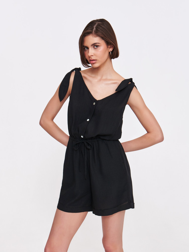 Czarny kombinezon z szortami 