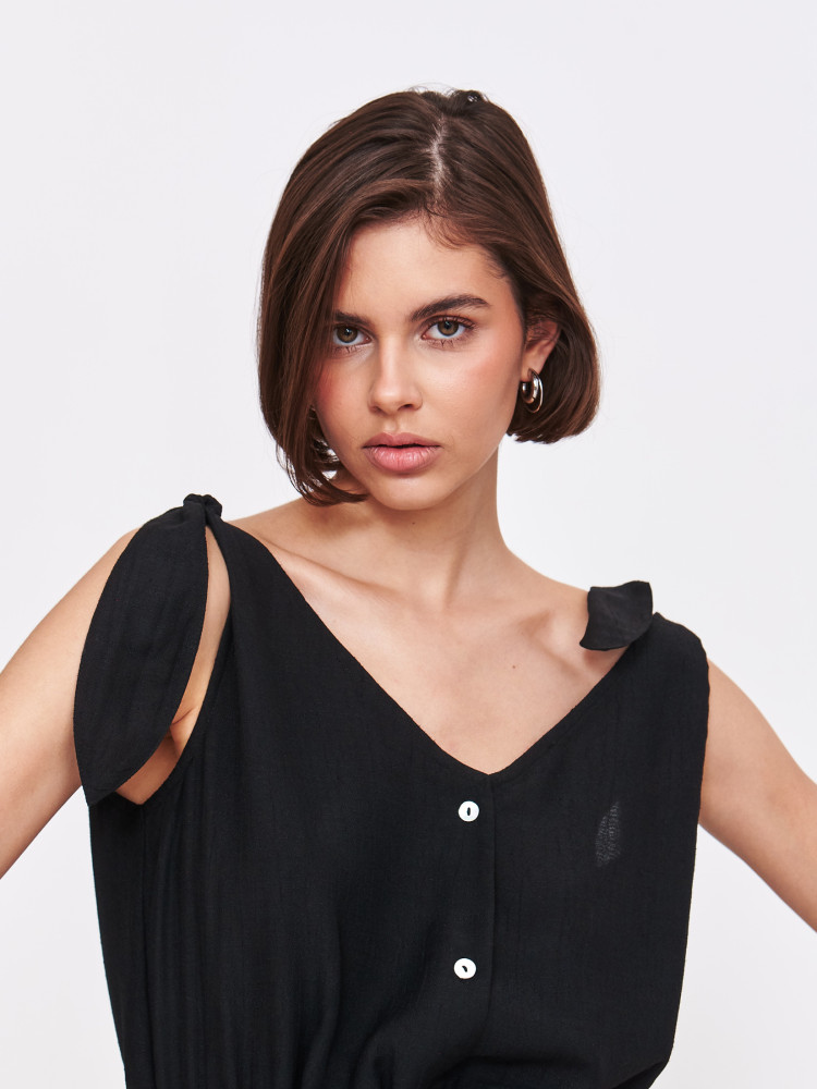 Czarny kombinezon z szortami 