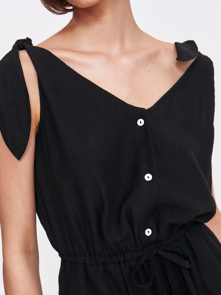 Czarny kombinezon z szortami 