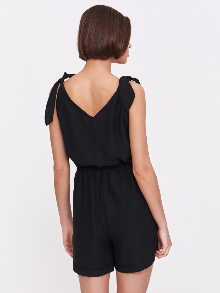 Czarny kombinezon z szortami 