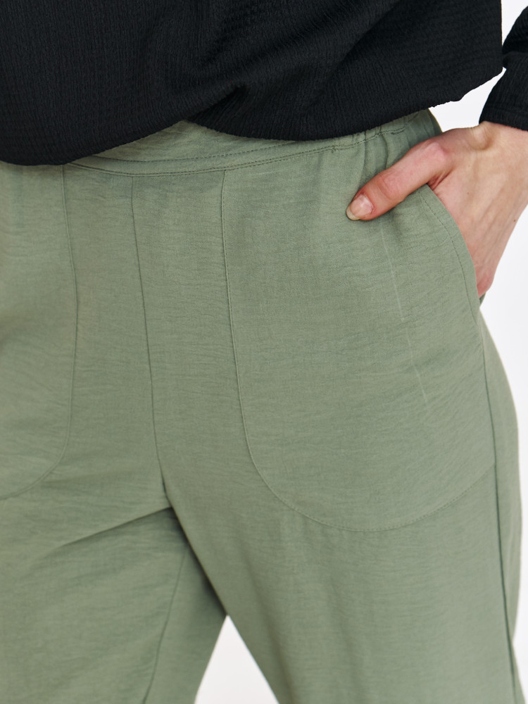 Tkaninowe spodnie w kolorze zgaszonej zieleni 