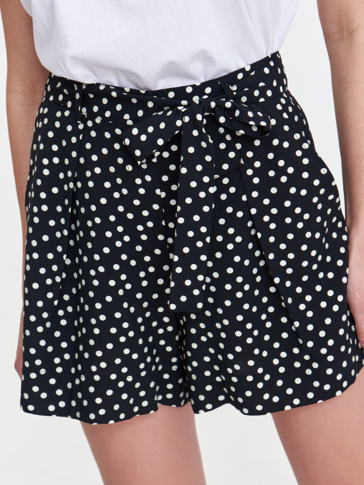 Czarne szorty z printem w groszki  Czarne szorty z printem w groszki