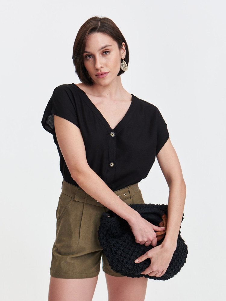 Zielone szorty z materiałowym paskiem  Zielone szorty z materiałowym paskiem