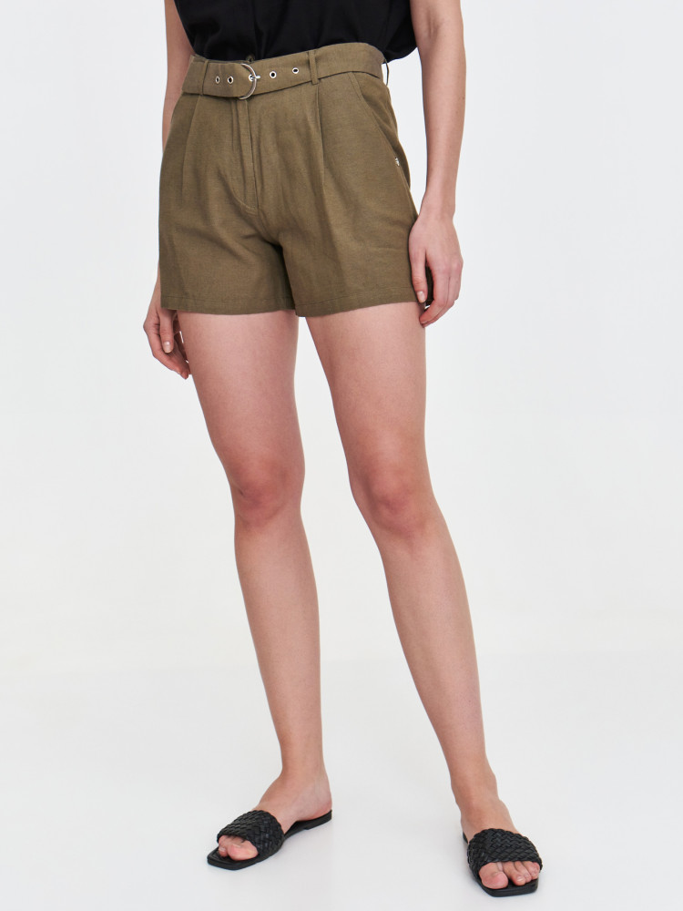 Zielone szorty z materiałowym paskiem  Zielone szorty z materiałowym paskiem