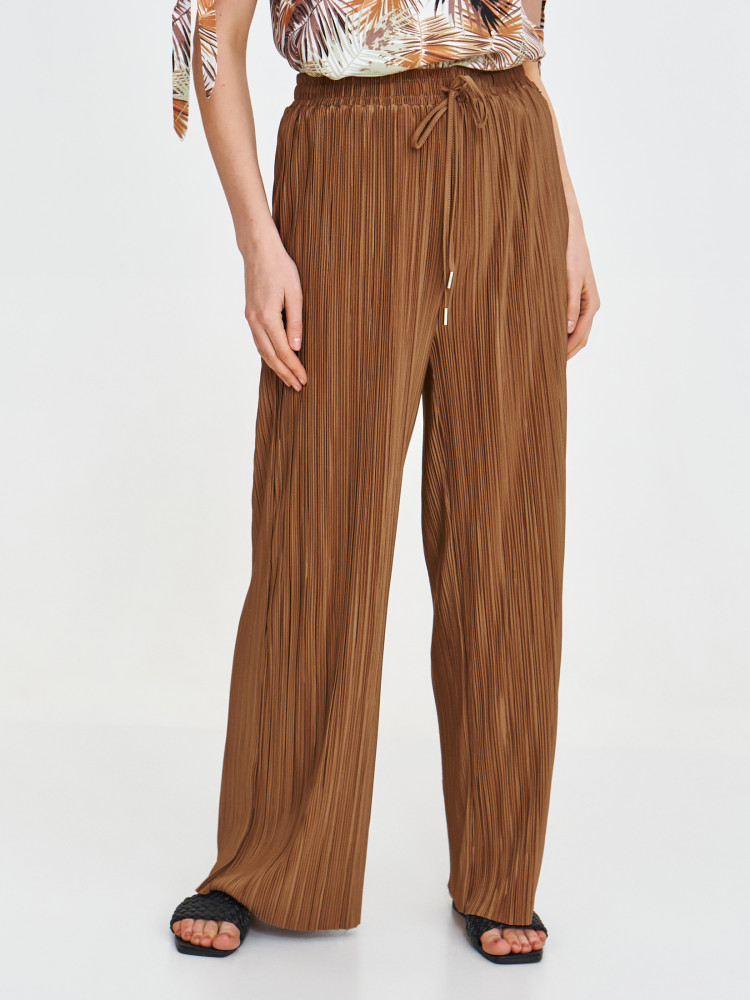 Brązowe spodnie o strukturalnej powierzchni