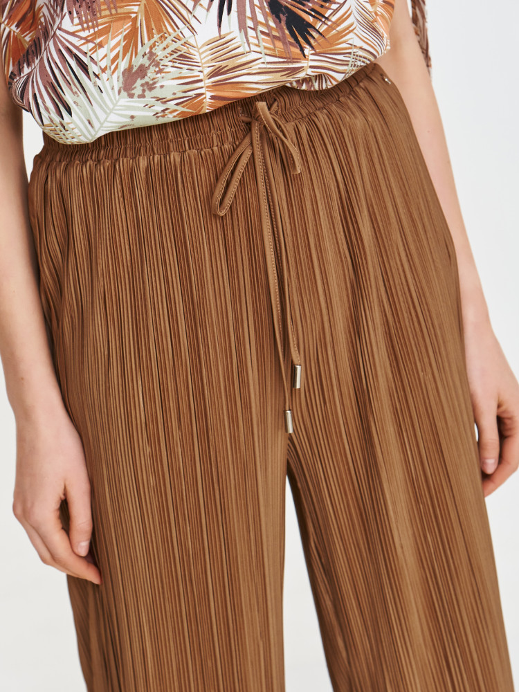 Brązowe spodnie o strukturalnej powierzchni